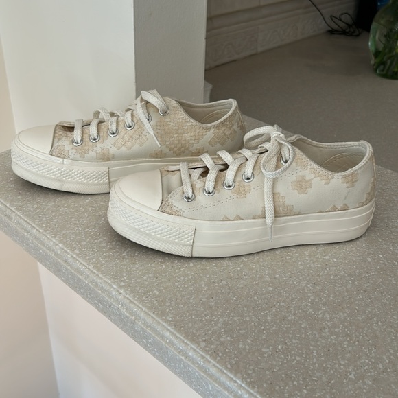 Converse Chuck Taylor All Star Lift Platform Tonal Embroidery  Shoe Size 8 🤍❤️ - Picture 3 of 17